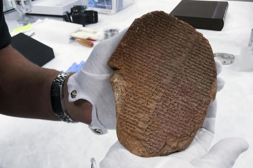 Sebuah artefak tanah liat berusia 3.500 tahun yang ditemukan di reruntuhan perpustakaan raja Mesopotamia kuno