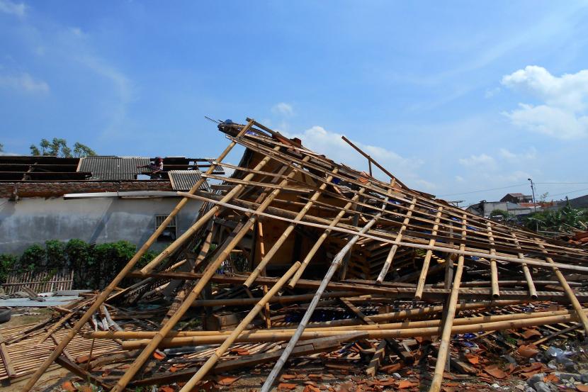 Sebuah atap rumah ambruk pascaditerpa angin puting beliung di Bekasi, Jawa Barat, Sabtu (24/10/2020). Angin puting beliung yang terjadi pada Jumat (23/10) siang tersebut merusak sejumlah rumah di enam wilayah Rukun Tetangga (RT) di Kampung Rawa Silem RW 06 Bekasi Utara.