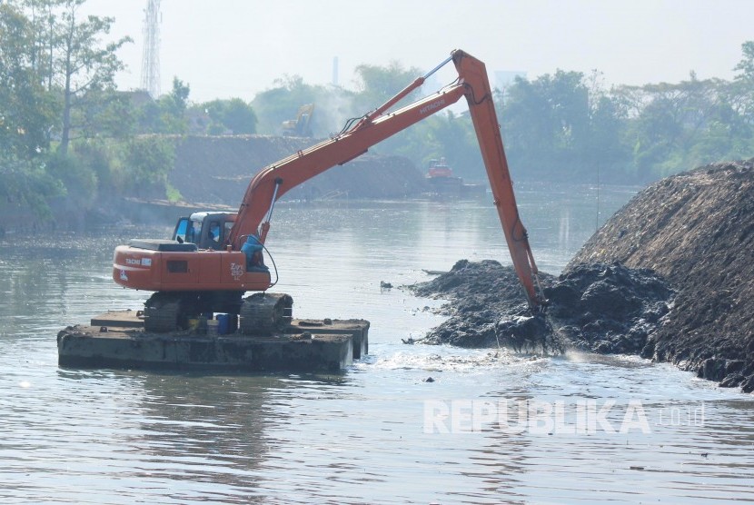Sebuah backhoe sedang mengeruk dasar Sungai Citarum, di Kecamatan Bojongsoang, Kabupaten Bandung, Selasa (25/6). 