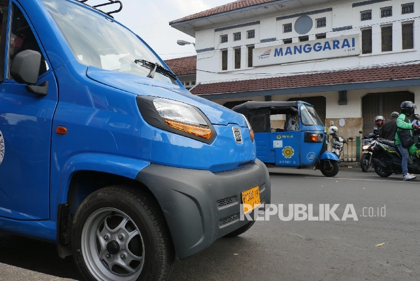 Sebuah bajaj cute (kiri) jurusan Manggarai – RSCM, nampak sedang menunggu penumpang di depan stasiun Manggarai Jakarta. ilustrasi 