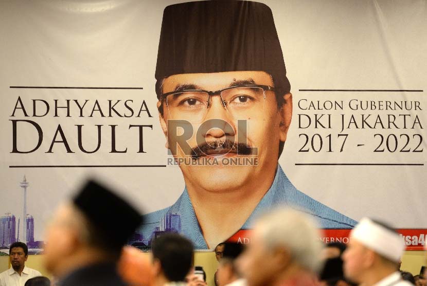 Sebuah baliho bergambar mantan menpora, Adhyaksa Dault, dipasang saat deklarasi calon gubernur DKI Jakarta 2017-2022 di Jakarta, Ahad (20/9). 