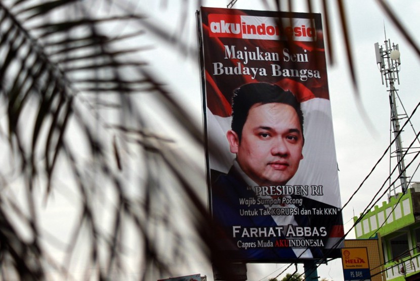 Sebuah baliho besar yang berisi tentang kesiapan pengacara Farhat Abbas yang siap menyalonkan diri menjadi Presiden Indonesia 2014 terpasang di Depan Polsek Ciputat,Ciputat, Tangerang Selatan, Ahad (13/1).