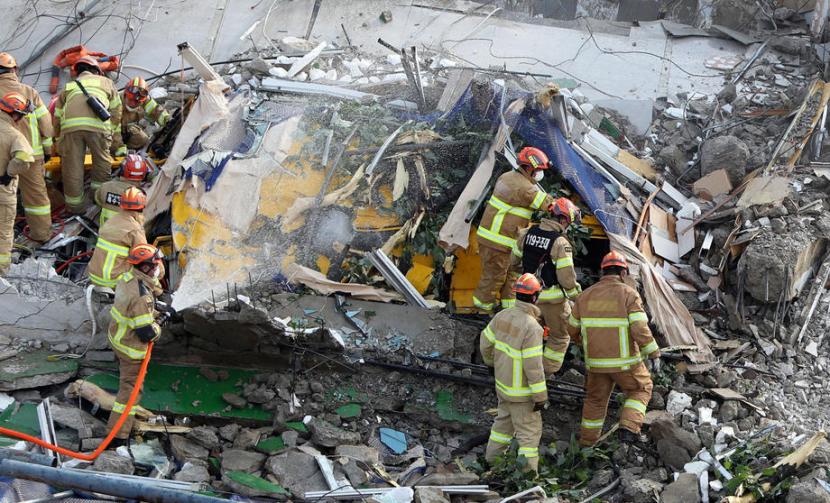 Sebuah bangunan lima lantai yang sedang dalam proses pembongkaran tiba-tiba runtuh dan menimpa sebuah bus di Korea Selatan, Rabu (9/6).