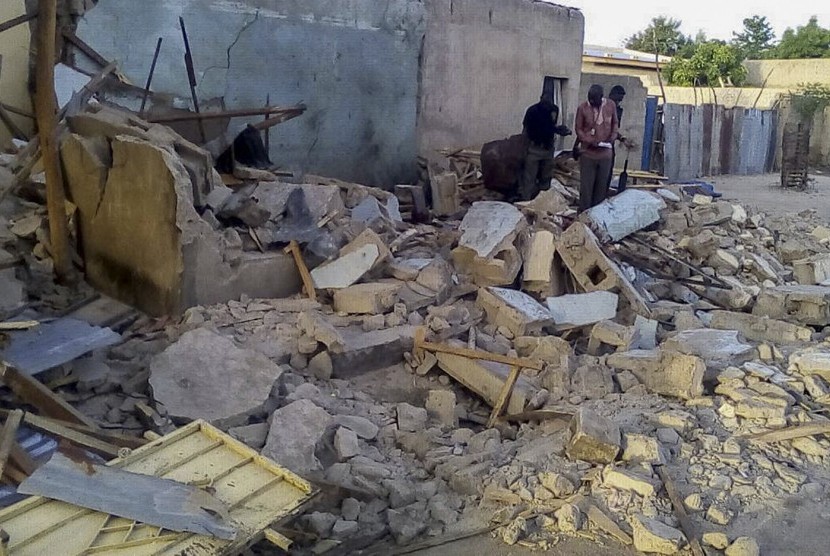 Sebuah bangunan porak-poranda akibat ledakan bom bunuh diri di Maiduguri.