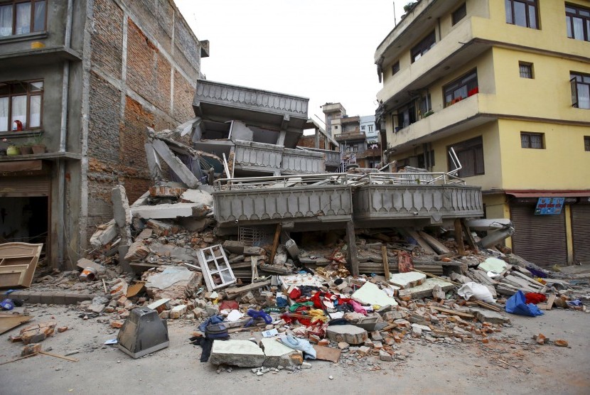 Sebuah bangunan rubuh akibat gempa bumi berskala 7,9 SR yang mengguncang Kathmandu, Nepal, Sabtu (25/4). 