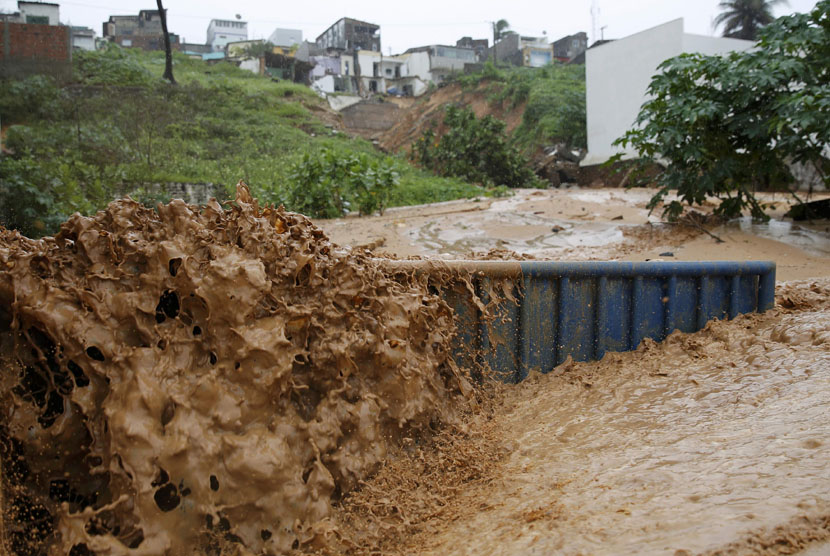 Sebuah bangunan rumah hancur diterjang tanah longsor akibat hujan yang melanda wilayah Mae Luiza, Natal, Brasil, Ahad (15/6) 