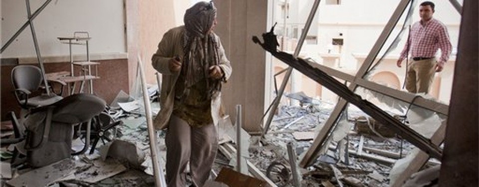 Sebuah bank di Zuwara, barat Libya, hancur akibat konflik yang melanda negara tersebut.