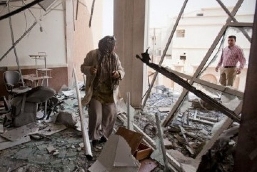 Sebuah bank di Zuwara, barat Libya, hancur akibat konflik yang melanda negara tersebut. Kejaksaan Agung Libya mengeluarkan surat perintah untuk menangkap 20 orang terkait kuburan massal. Ilustrasi.