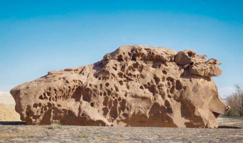 Sebuah batu besar yang terletak di Uyun Al Jiwa, Arab Saudi diyakini menjadi tempat bertemunya Antarah bin Shaddad, seorang ksatria, petualang dan penyair dengan sang pujaan hati, Ablah. Batu ini dikenal dengan batu kekasih.