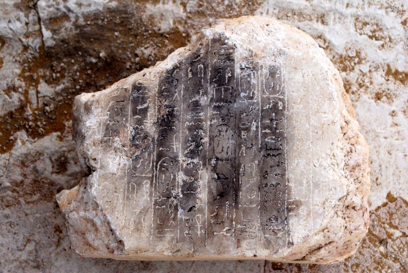 Sebuah batu pualam yang terukir dengan 10 baris hieroglyphic secara vertikal ditemukan di sisa bangunan piramida kuno di Necropolis, Mesir.