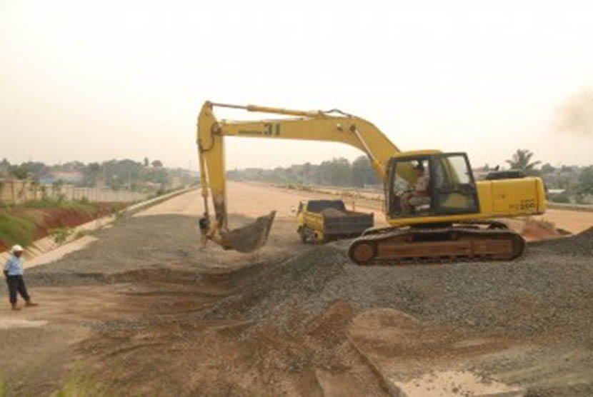 Sebuah becko sedang melakukan perataan jalan Pembangunan Jalan Tol Cinere-Jagorawi (Cijago), di Cisalak, Depok, Jawa Barat, Rabu (7/12). (Republika/Rusdy Nurdiansyah) 