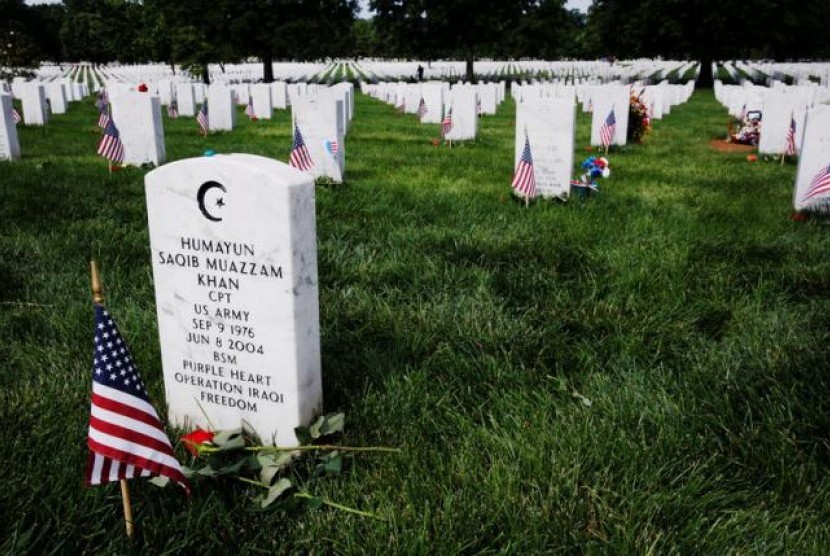 Sebuah bendera AS berdiri di samping nisan tentara Angkatan Darat AS Kapten Humayun Khan di Seksi 60 Arlington National Cemetery, 30 Mei 2016.
