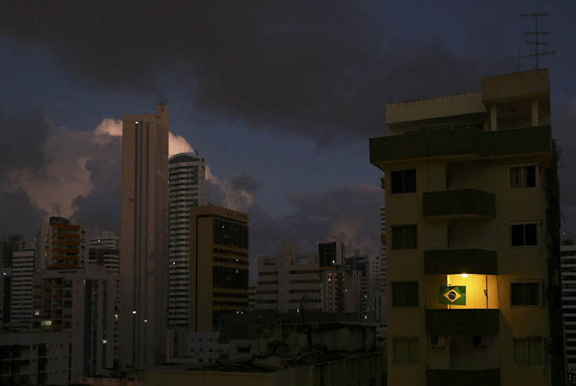 Sebuah bendera berkibar di sebuah balkon pada pagi hari di Recife, Rabu (12/6), jelang pembukaan Piala Dunia 2014 Brasil. 