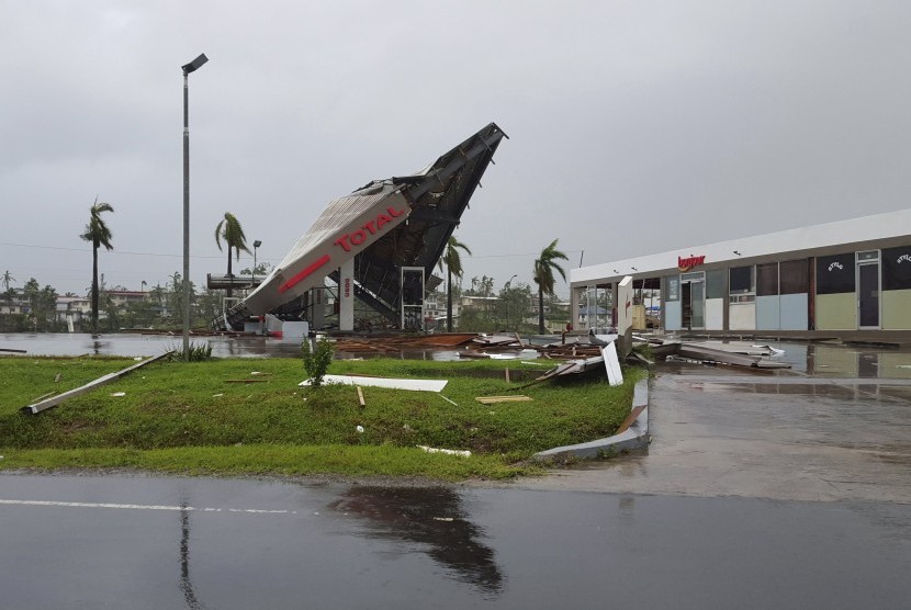 Sebuah bengkel roboh tertempa topan Winston di Kota Ba di Pulau Viti Levu di Fiji, Sabtua (20/2).