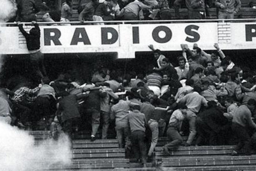 Sebuah bentrokan antarsuporter sepak bola terjadi di Stadion Nasional, di Lima, Peru pada 24 Mei 1964. 