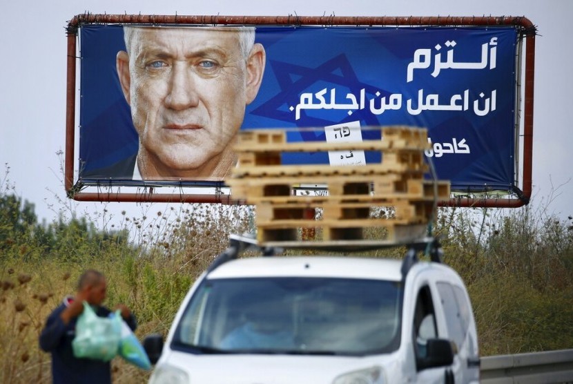 Sebuah billboard kampanye dengan foto pemimpin Partai Blue and White Benny Gantz di sebuah kota Arab Baqa al-Gharbiyye di utara Israel, Senin (16/9). Israel menggelar pemilu pada 17 September 2019.
