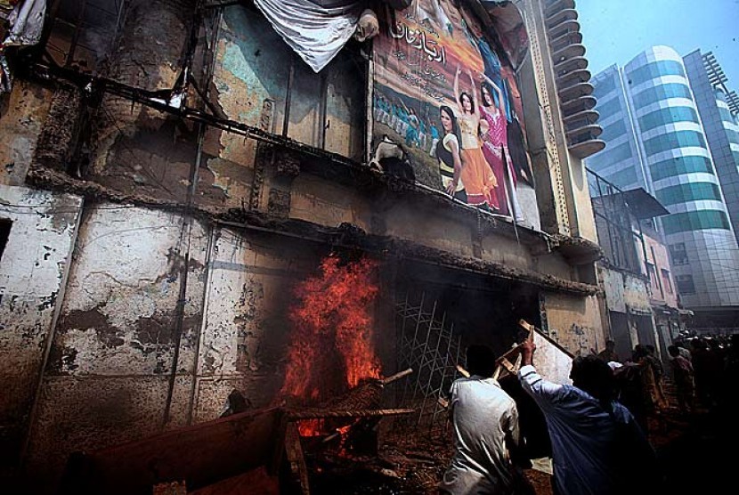 Sebuah bioskop yang sering menayangkan film-film dewasa di Peshawar, Pakistan, dibom
