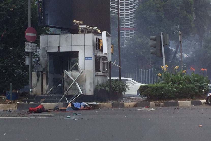 Sebuah bom meledak di Pos Polisi, Sarinah di Jl MH Thamrin, Jakarta Pusat (14/1).