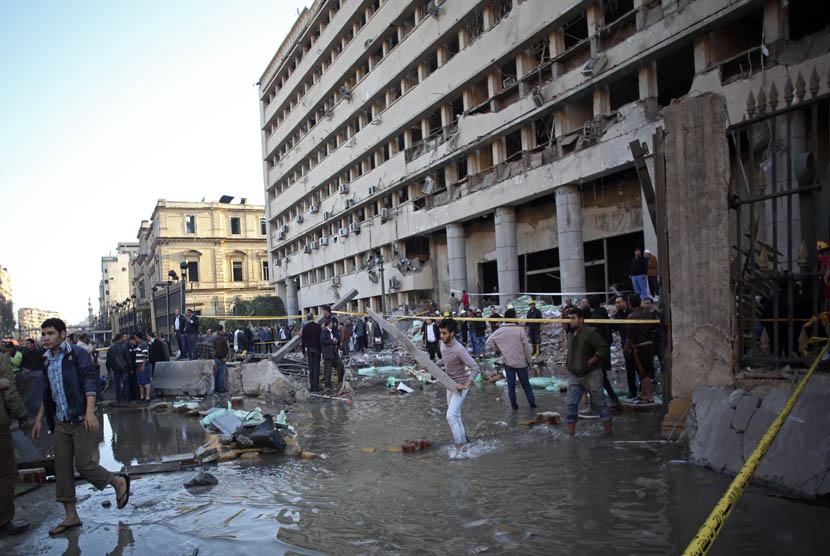   Sebuah bom mobil menghantam markas polisi Mesir di pusat kota Kairo, Mesir, Jumat (24/1).    (AP/Khalil Hamra)