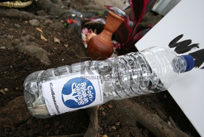   Sebuah botol plastik berisi koin untuk penyelamatan Hutan Kota Babakan Siliwangi (Baksil) di Hutan Baksil, Jl Siliwangi, Kota Bandung, Rabu (5/6). (Republika/Edi Yusuf)