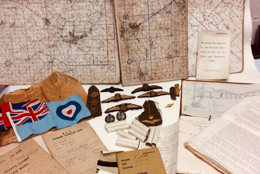 Sebuah buku catatan (logbook) dan foto-foto kamera senjata milik pilot Perang Dunia I telah ditemukan di sebuah kotak yang berada di gudang Leicestershire, Inggris.