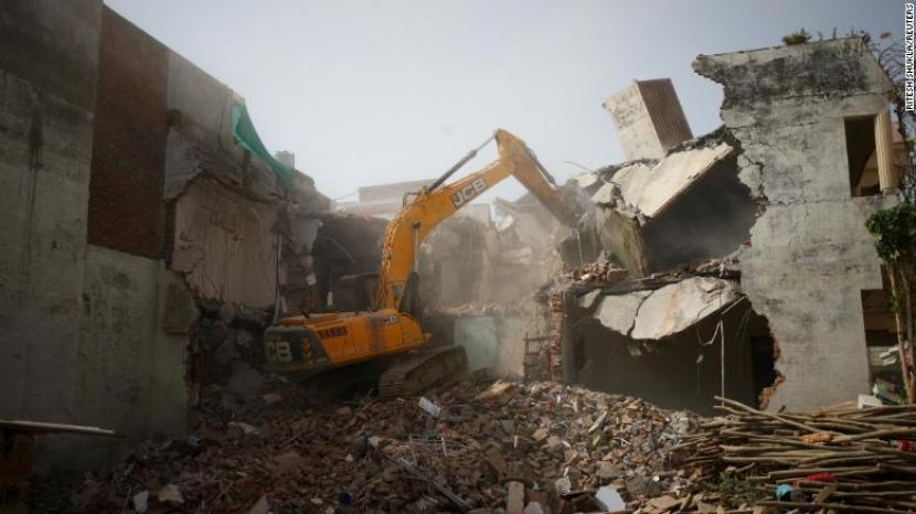 Sebuah buldoser menghancurkan rumah milik Muslim di Prayagraj, Uttar Pradesh, India, Ahad (12/6/2022). Rumah yang dihancurkan milik Muslim yang ikut unjuk rasa penghinaan Nabi Muhammad.