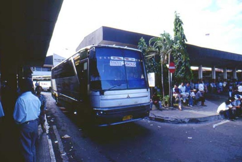 Sebuah bus AKDP memasuki terminal. Ilustrasi