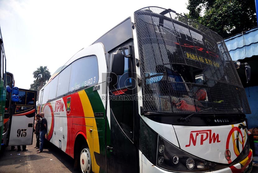 Organda Sumbar Minta Pemerintah Revisi Larangan Mudik. Sebuah bus angkutan umum jurusan Jakarta-Padang dipasangi jaring-jaring besi pada bagian kaca depan di Terminal Rawamangun, Jakarta Timur.