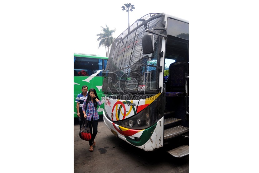  Sebuah bus angkutan umum jurusan Jakarta-Padang dipasangi jaring-jaring besi pada bagian kaca depan di Terminal Rawamangun, Jakarta Timur, Selasa (6/8).  (Republika/Prayogi)