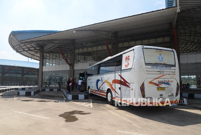 Sebuah bus berhenti di Terminal Pulogebang, Jakarta Timur. Harga tiket bus antarkota antarprovinsi (AKAP) di Terminal Pulo Gebang mengalami kenaikan sekitar 20 persen dibandingkan sebelumnya saat menjelang libur Natal dan Tahun Baru (Nataru).