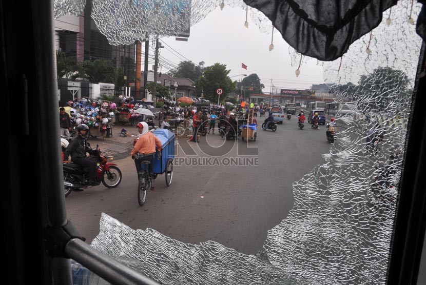  Sebuah bus kota pecah kaca depannya, akibat tawuran pelajar di kawasan Matraman, Jakarta Timur, Senin (2/12).   (Republika/Rakhmawaty La'lang)