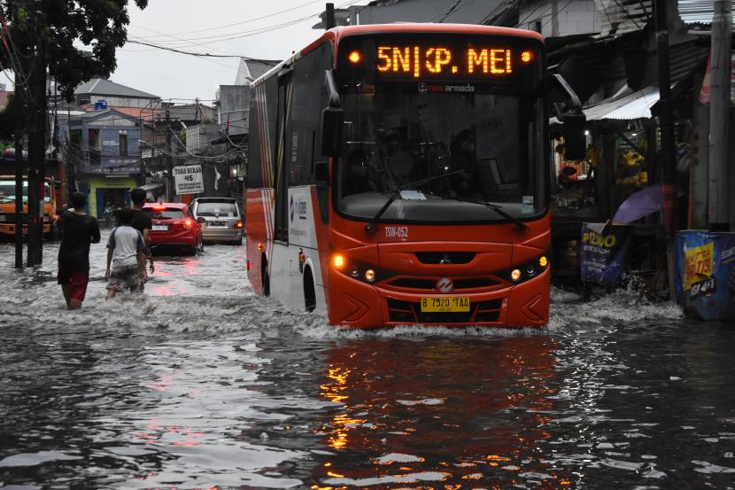 Sebuah bus MiniTrans menerobos banjir di kawasan Pasar Warung Buncit. Kawasan tersebut kerap menjadi langganan banjir saat hujan deras yang disebabkan sistem drainase yang kurang maksimal dan aliran Kali Mampang yang mengalami pendangkalan. (ilustrasi)