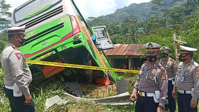 Sebuah bus pariwisata mengalami kecelakaan di Jalan Raya Pamijahan, Kabupaten Tasikmalaya, Selasa (10/11). Akibat kecelakaan itu, 34 orang mengalami luka-luka.