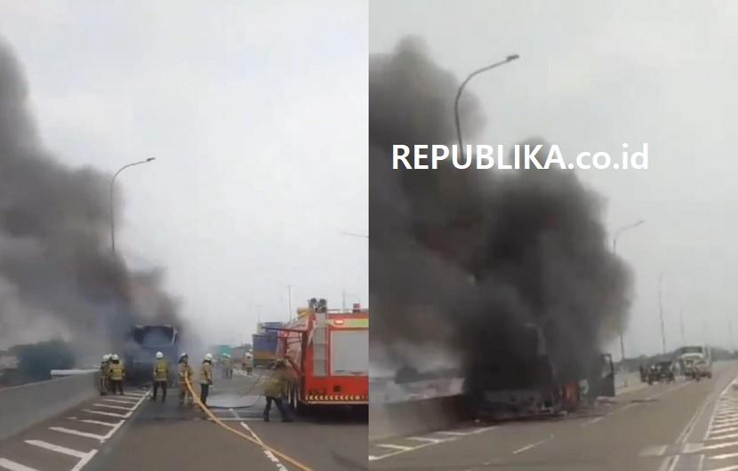 Sebuah bus pariwisata terbakar di Tol Cawang, Jakarta Timur, Kamis (24/10/2024).