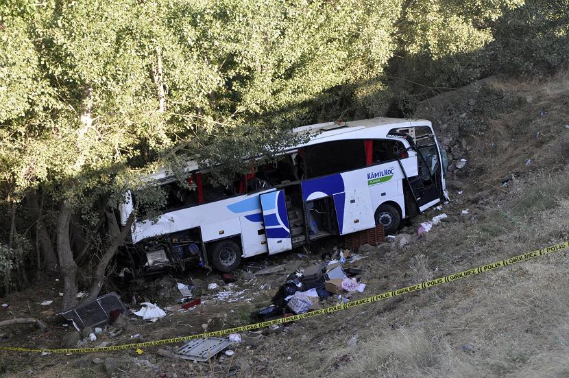 Sebuah bus penumpang keluar jalan dan menabrak parit pinggir jalan di Turki tengah.