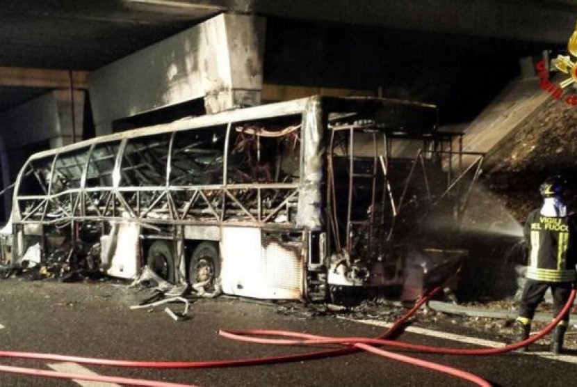 Sebuah bus sekolah mengalami kecelakaan dan terbakar di Italia utara, Jumat (20/1). Petugas layanan darurat mengatakan sedikitnya 16 orang tewas.
