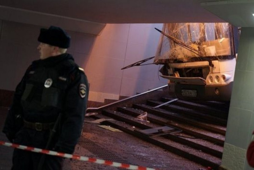 A bus veering off the road and plunging down the steps of a pedestrian underpass near the Slavyansky Boulevard metro station, crushing several people beneath its wheels, on Monday.