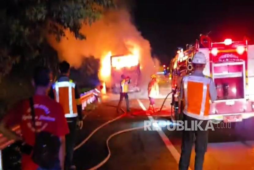 Sebuah bus terbakar di Tol Cipali KM 139 Kabupaten Indramayu, Kamis (26/12/2024) sekitar pukul 00.30 WIB.