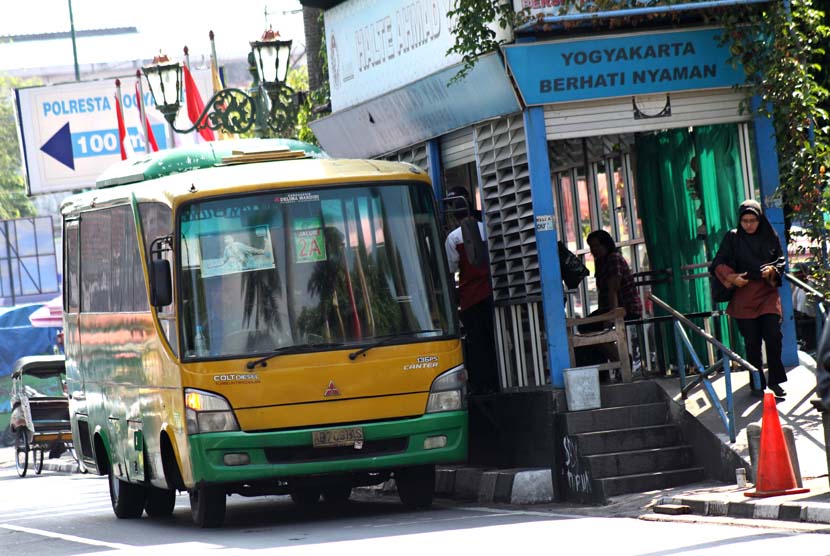  Sebuah bus Trans Jogja berhenti di Halte Ahmad Yani (Benteng Vredeburg), Yogyakarta.