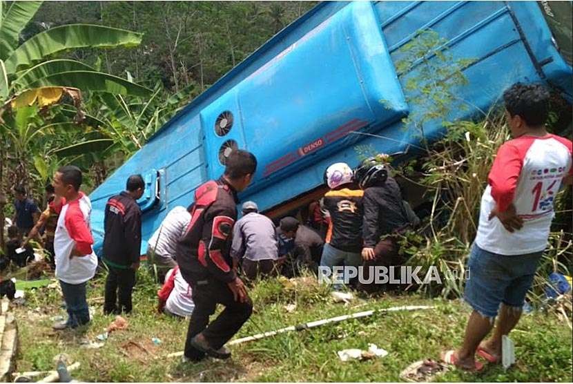 Sebuah bus wisata terjerumus ke dalam  jurang di jalur Cikidang Kabupaten Sukabumi, Sabtu (8/9).  Bus tersebut membawaa rombongan sebuah dealer kendaraan di Bekasi dan Bogor 