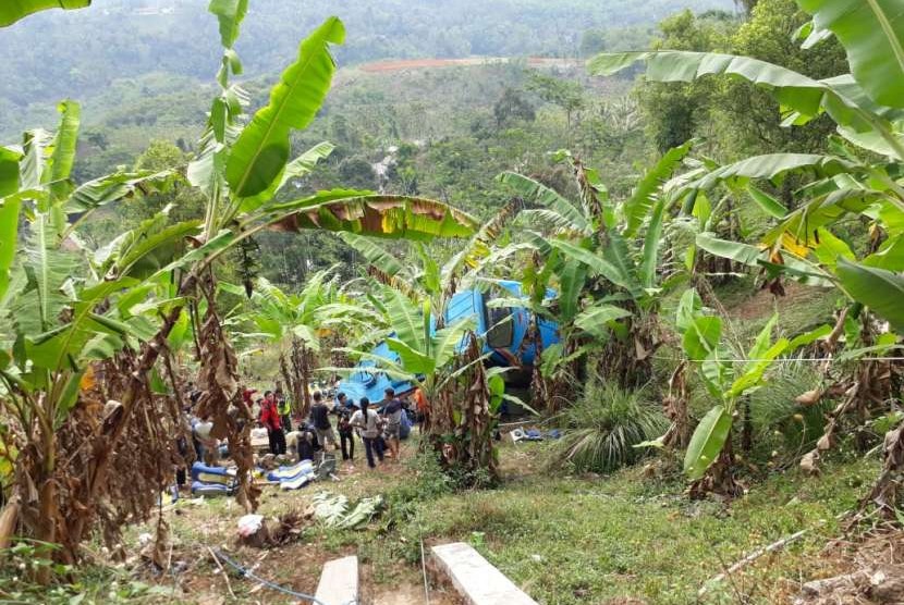 Sebuah bus wisata yang membawa rombongan dealer kendaraan di Bekasi dan Bogor masuk jurang di jalur Cikidang Kabupaten Sukabumi, Sabtu (8/9). Dampaknya sebanyak enam orang penumpang bus meninggal dunia di lokasi kejadian dan kemungkinan bertambah.