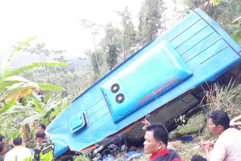 Sebuah bus wisata yang membawa rombongan dealer kendaraan di Bekasi dan Bogor masuk jurang di jalur Cikidang Kabupaten Sukabumi, Sabtu (8/9). Dampaknya sebanyak enam orang penumpang bus meninggal dunia di lokasi kejadian dan kemungkinan bertambah.