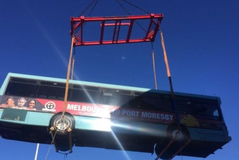 Sebuah bus yang didonasikan oleh perusahaan Australia diangkut dari kontainer di Port Moresby.