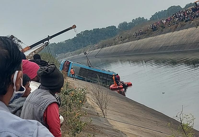 Sebuah bus yang jatuh ke kanal ditarik keluar di distrik Sidhi, di negara bagian Madhya Pradesh, India tengah, Selasa, 16 Februari 2021. Seorang pejabat mengatakan sebuah bus yang penuh sesak telah meluncur dari jembatan dan masuk ke kanal di India tengah, menewaskan sedikitnya 40 orang. 