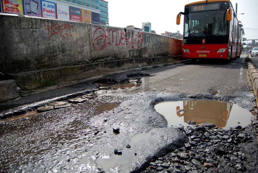   Sebuah busway melintas di Jalan Gunung Sahari Raya, Jakarta Utara, Rabu (23/7).  (Republika/Raisan Al Farisi)