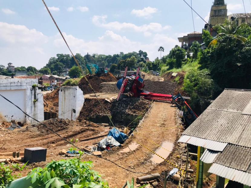 Sebuah crane di proyek pembangunan double track Bogor-Sukabumi, tepatnya di Kelurahan Cipaku, Bogor Selatan, Kota Bogor terguling sejak Ahad (6/6). 