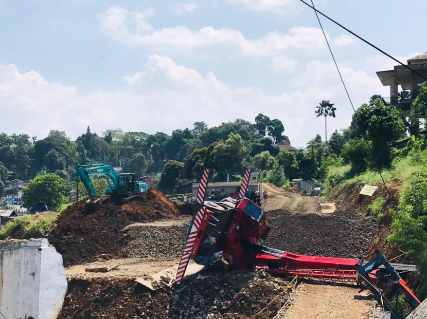 Sebuah crane di proyek pembangunan double track Bogor-Sukabumi, tepatnya di Kelurahan Cipaku, Bogor Selatan, Kota Bogor terguling sejak Ahad (6/6). 