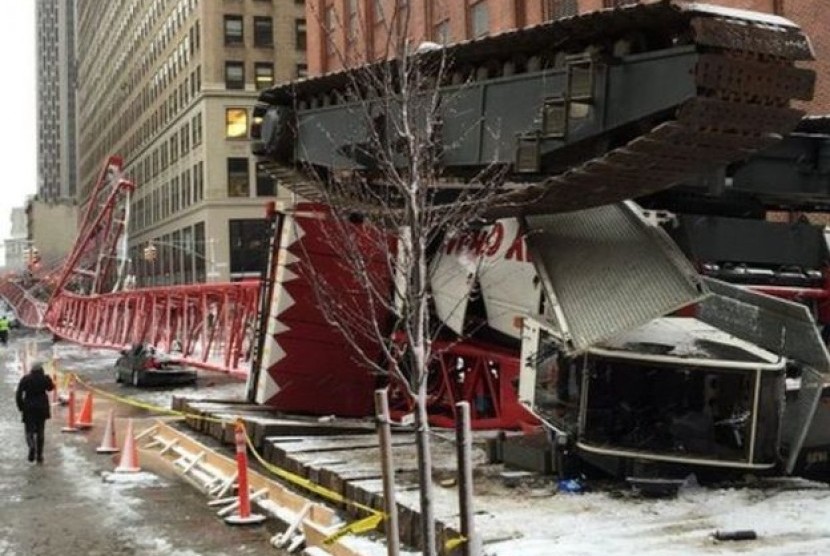 Sebuah crane jatuh di Lower Manhattan, New York. Seorang tewas dalam peristiwa itu.