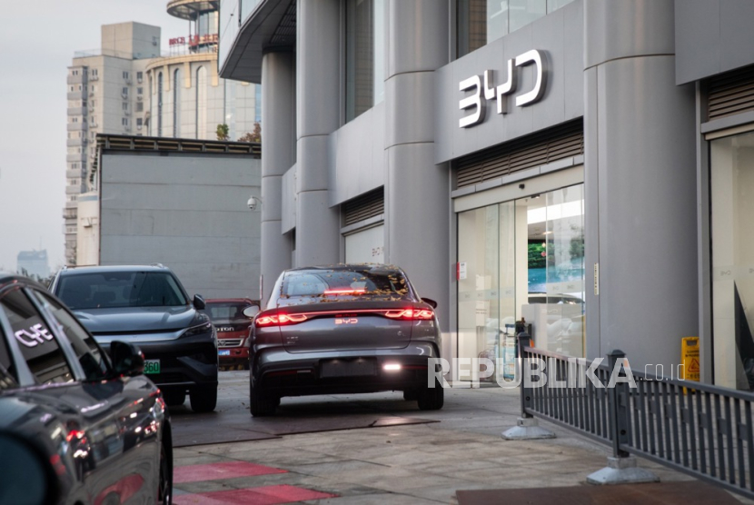 Sebuah dealer mobil BYD yang menjual mobil listrik dan hibrida difoto di Beijing, Tiongkok, 14 November 2024. BYD saat telah mengalahkan penjualan Honda di Global.