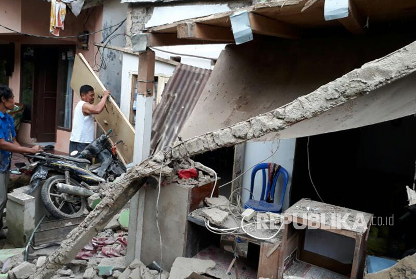 Sebuah rumah di  Kampung Cimanggah Kelurahan/Kecamatan Cikole, Kota Sukabumi porak poranda akibat ledakan gas 3 kg, Sabtu (15/4).